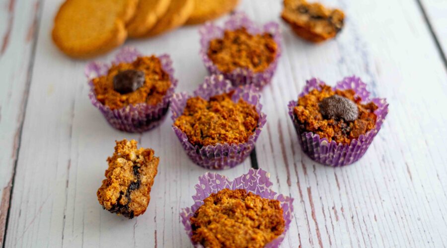 muffin sul tavolo con fette biscottate