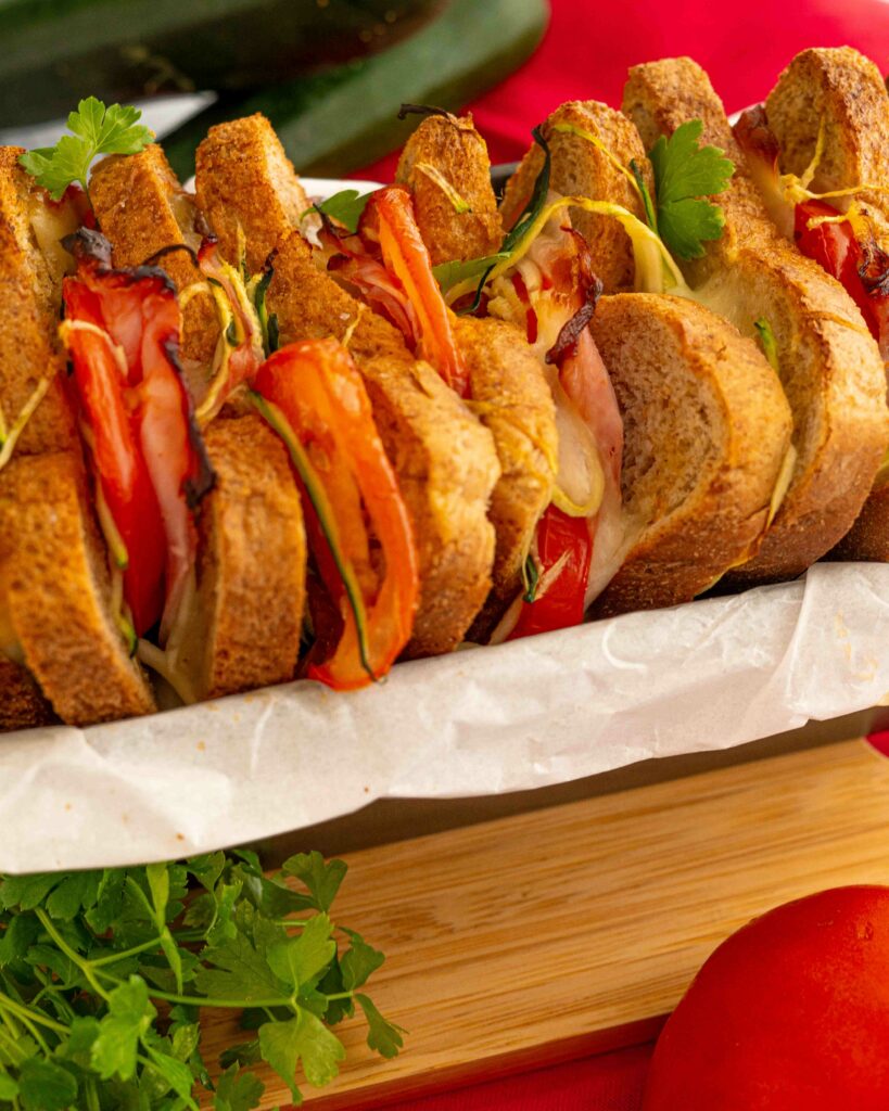 primo piano del pane cotto al forno nel contenitore