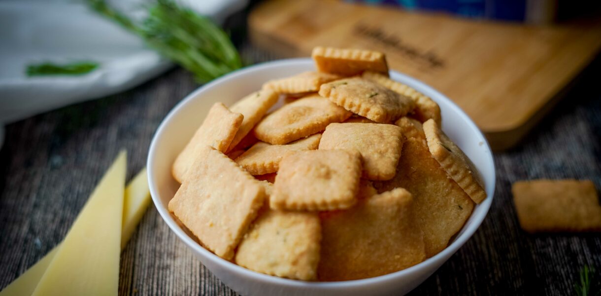 biscotti nella ciottola con fetta di formaggio sul tavolo
