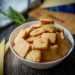 biscotti nella ciottola con fetta di formaggio sul tavolo