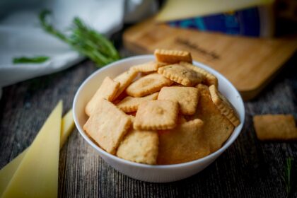 biscotti nella ciottola con fetta di formaggio sul tavolo