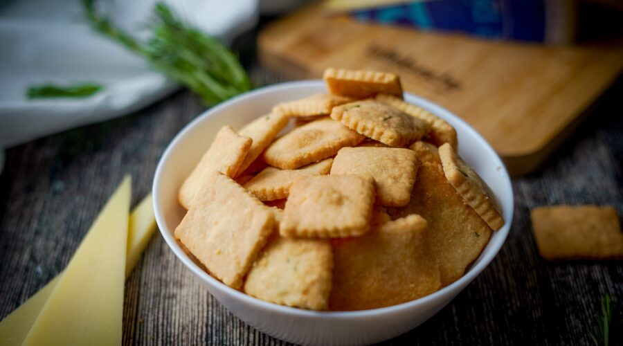 biscotti nella ciottola con fetta di formaggio sul tavolo