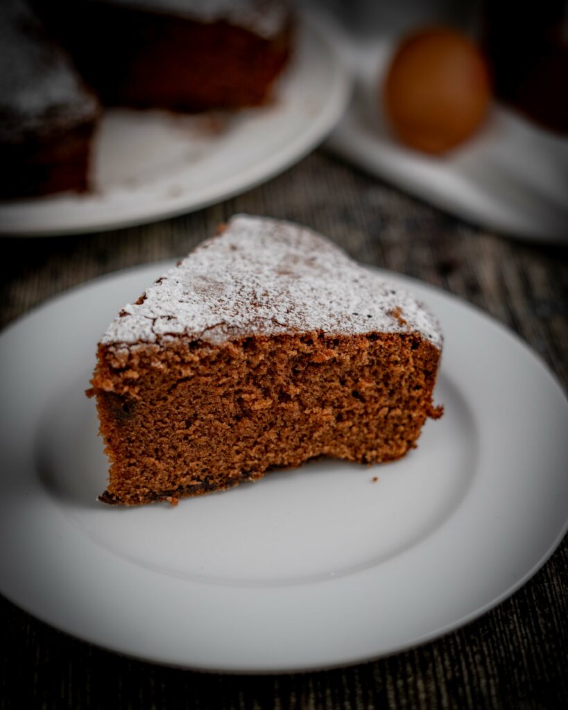 fetta di torta nel piatto in primo piano