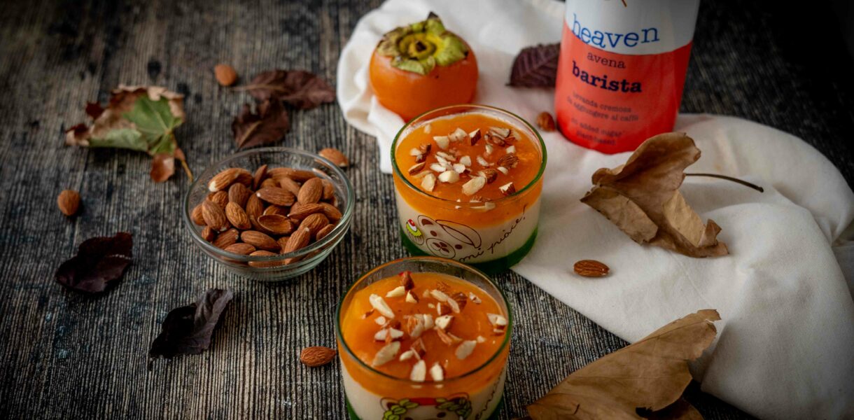 budino sui bicchieri con mandorle sul tavolo foglie autunnali ciottola con mandorle e bottiglia di latte