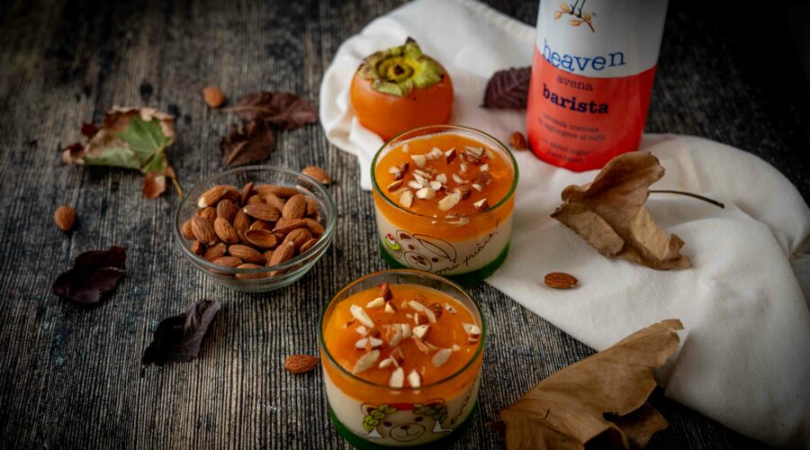 budino sui bicchieri con mandorle sul tavolo foglie autunnali ciottola con mandorle e bottiglia di latte