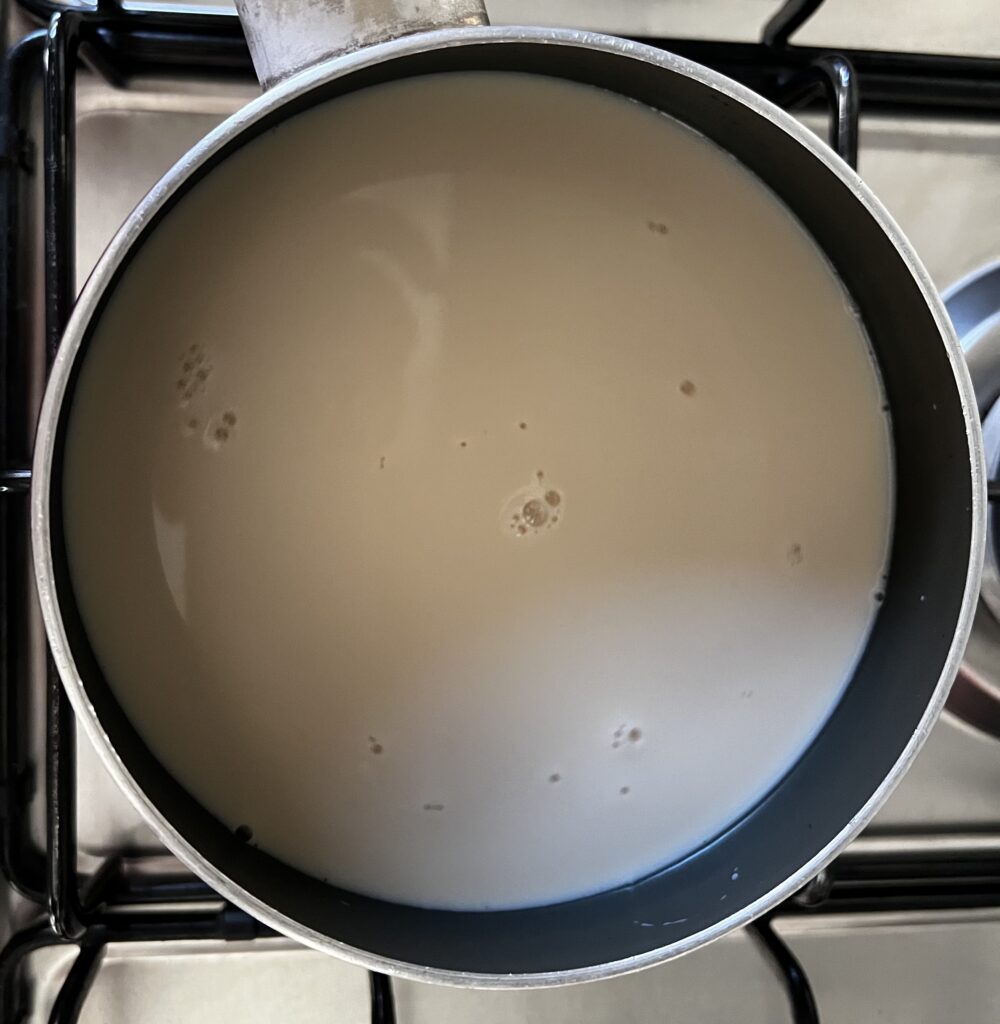 pentolino con latte sui fornelli