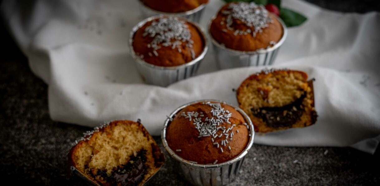 strofinaccio sul tavolo panna e muffin sopra, muffin aperto.