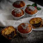 strofinaccio sul tavolo panna e muffin sopra, muffin aperto.