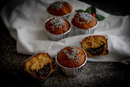 strofinaccio sul tavolo panna e muffin sopra, muffin aperto.