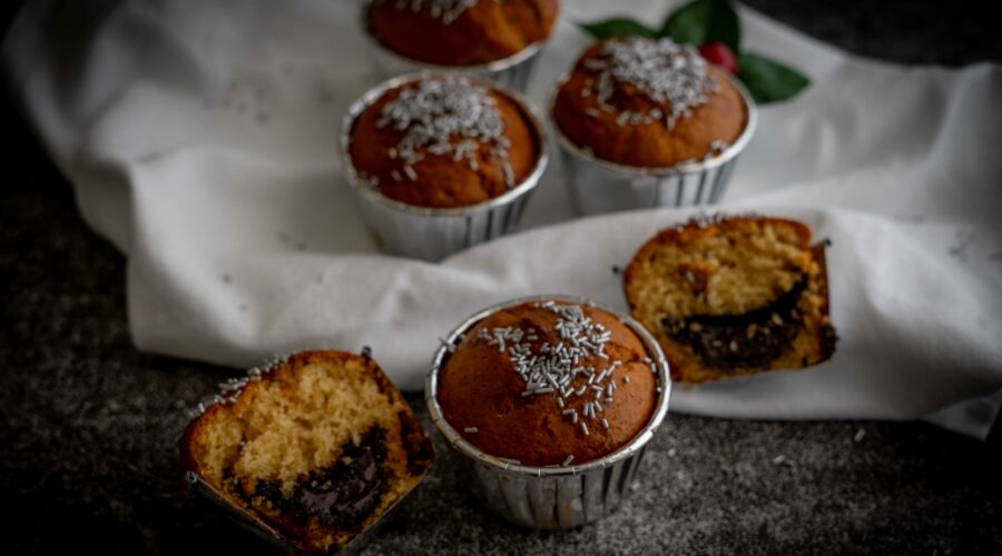 strofinaccio sul tavolo panna e muffin sopra, muffin aperto.