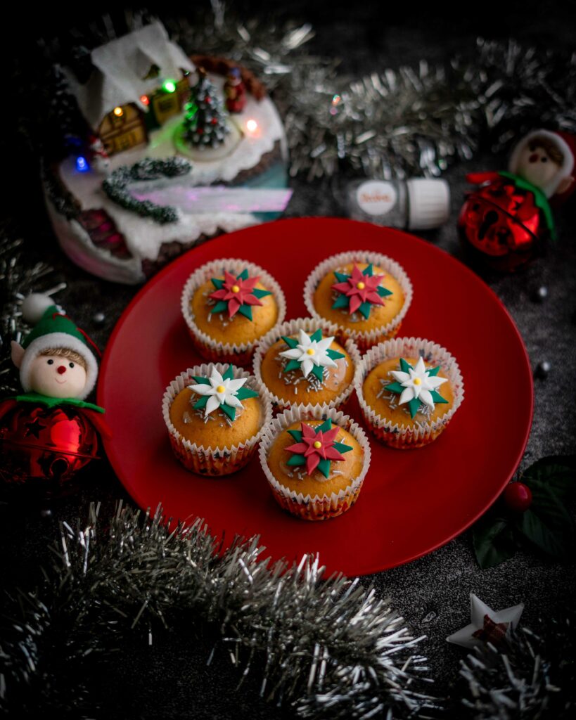 muffin in piatto rosso con decorazioni natalizie