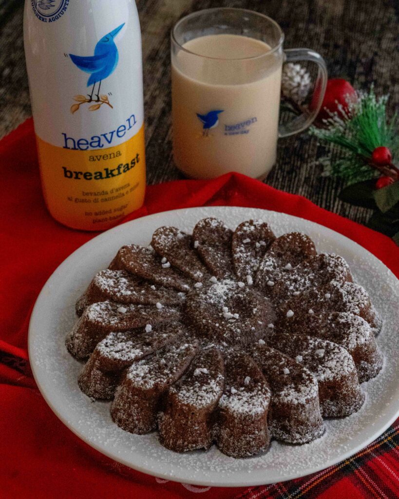 foto torta sul piatto con bottiglia di latte e bicchiere con latte sulla toviglia rossa