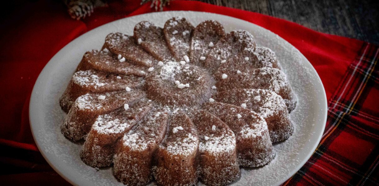 torta sul piatto bianco e strofinaccio natalizio rosso