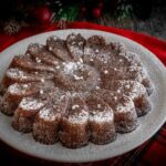 torta sul piatto bianco e strofinaccio natalizio rosso