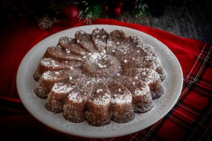 torta sul piatto bianco e strofinaccio natalizio rosso