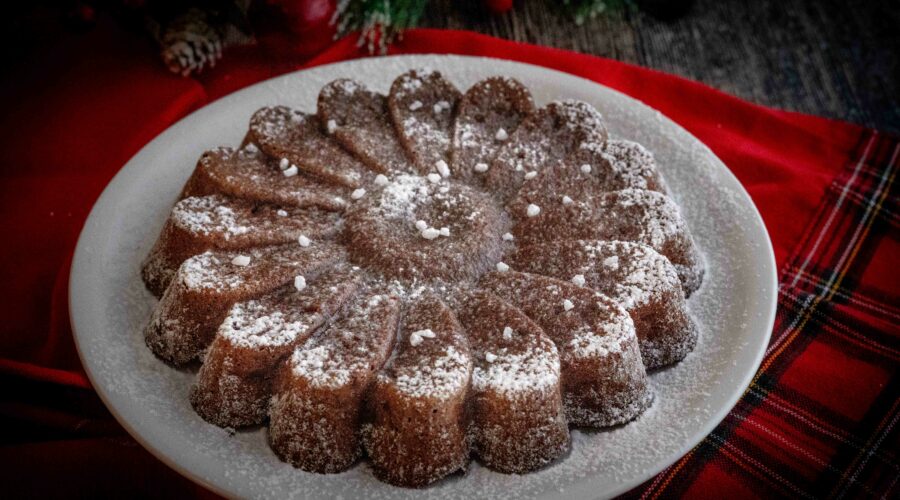 torta sul piatto bianco e strofinaccio natalizio rosso