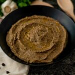 piatto nero con hummus di ceci