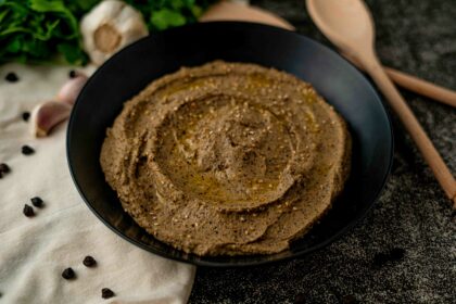 piatto nero con hummus di ceci