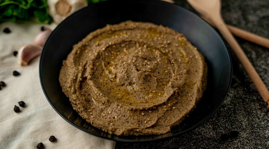 piatto nero con hummus di ceci
