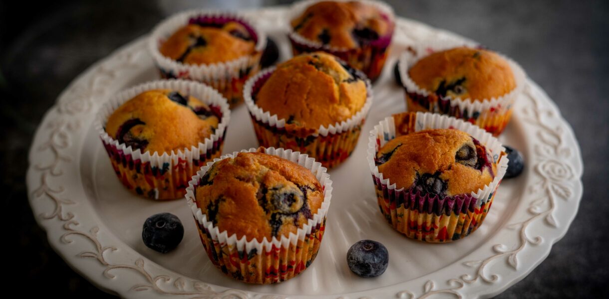 alzatina per dolci con muffin sopra e qualche mirtillo sparso