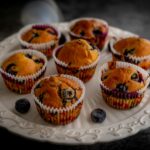 alzatina per dolci con muffin sopra e qualche mirtillo sparso