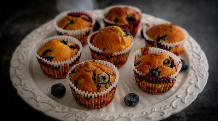 alzatina per dolci con muffin sopra e qualche mirtillo sparso