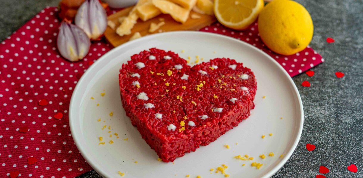 piatto con risotto rosso a forna di cuore