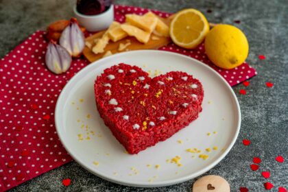 piatto con risotto rosso a forna di cuore
