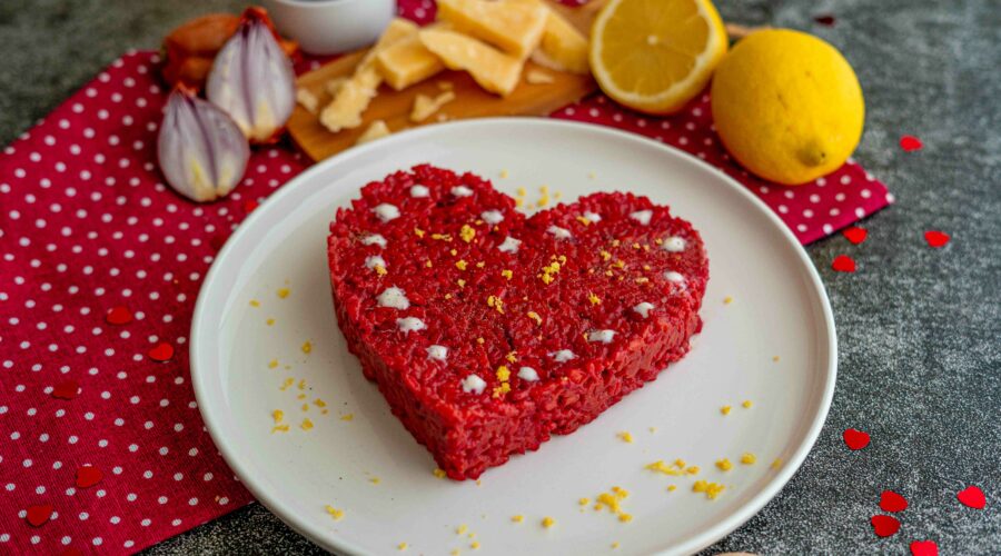 piatto con risotto rosso a forna di cuore