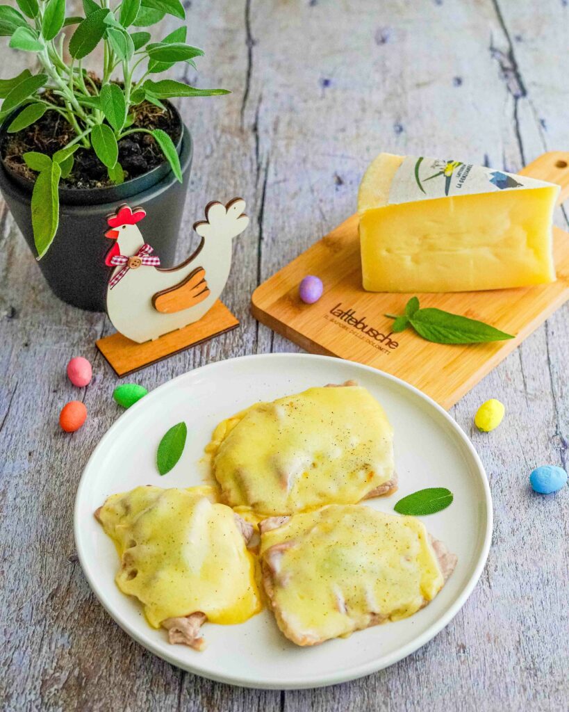 piatto con fettine con sopra formaggio filante e formaggio sul tagliere