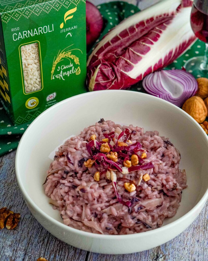 piatto di riso con scatola sul tavolo radicchio cipolla e noci