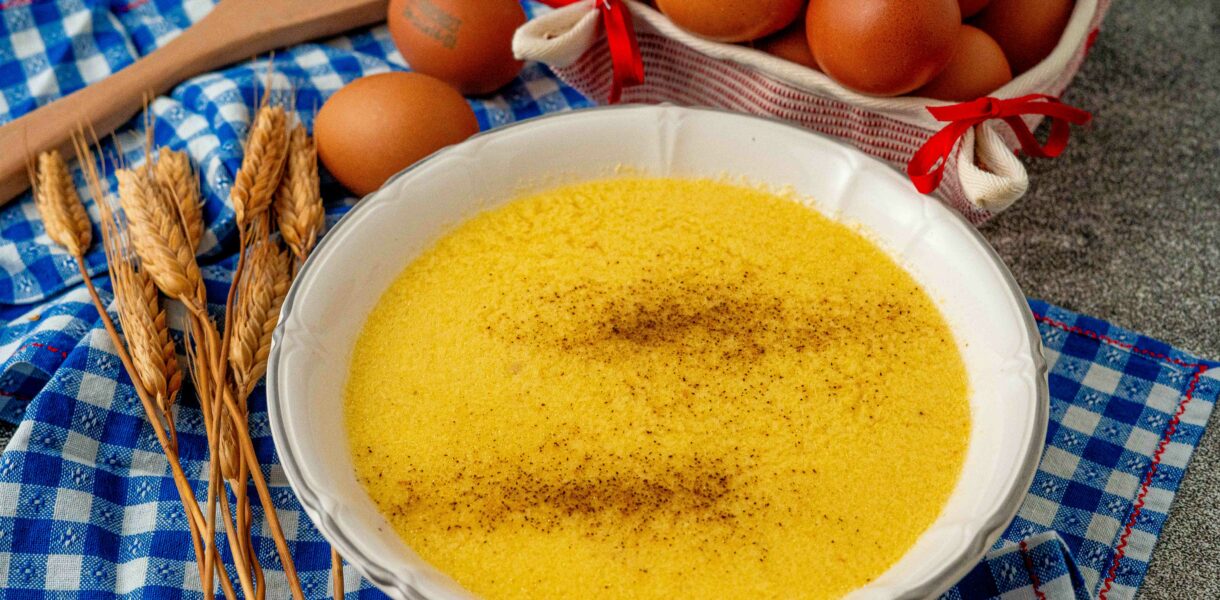 minetra nel piatto con uova in ciotola e mestoli e sfighe sul tavolo