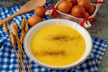 minetra nel piatto con uova in ciotola e mestoli e sfighe sul tavolo