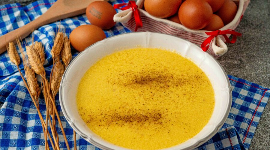 minetra nel piatto con uova in ciotola e mestoli e sfighe sul tavolo