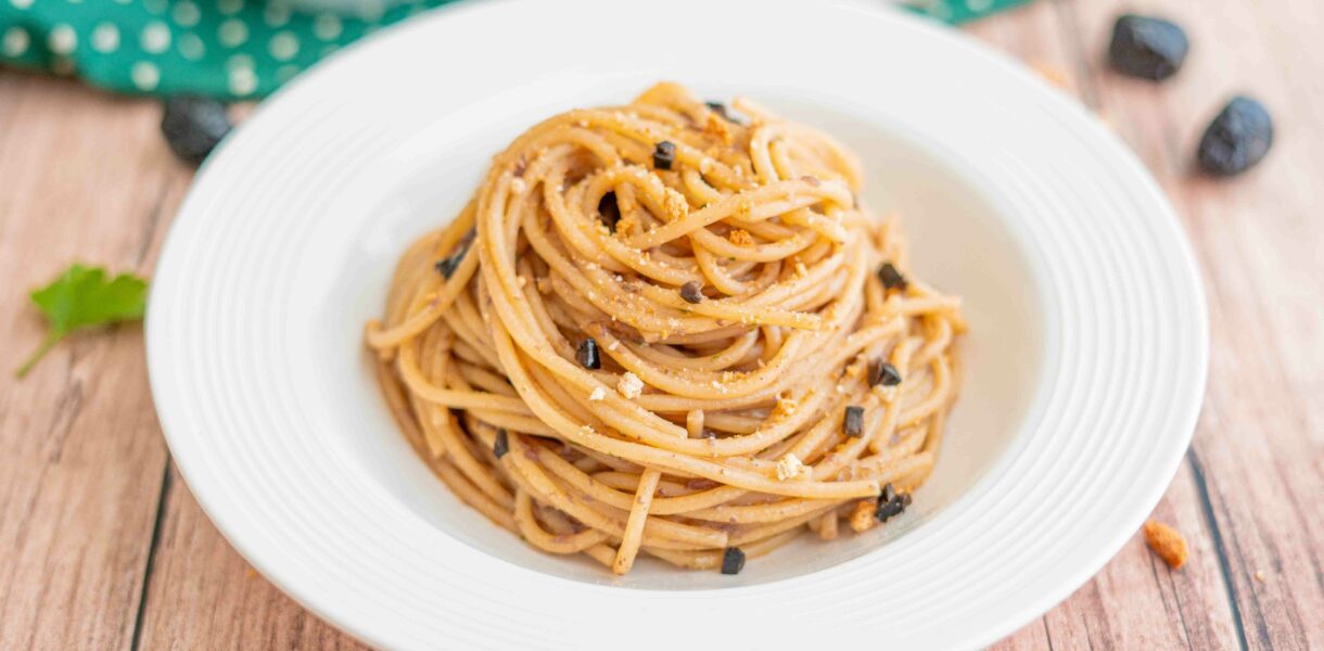 spaghetti alici e olive nere