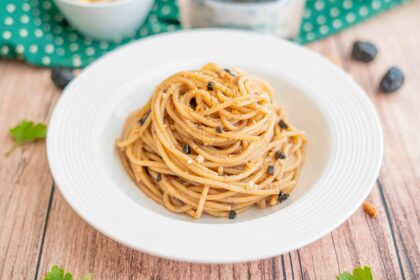 spaghetti alici e olive nere