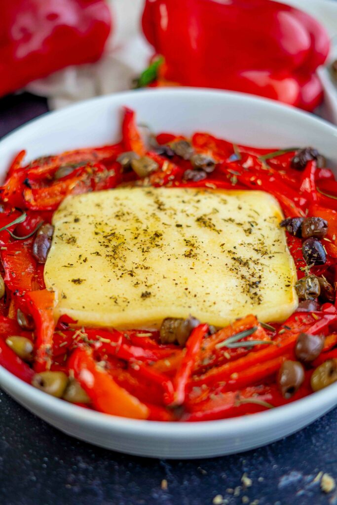 Fettacotta al forno con peperoni e olive