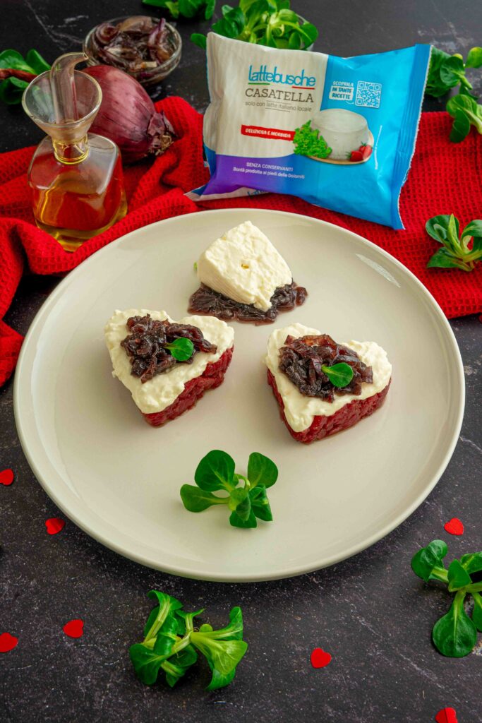 tartare di manzo casatella e cipolla caramellata