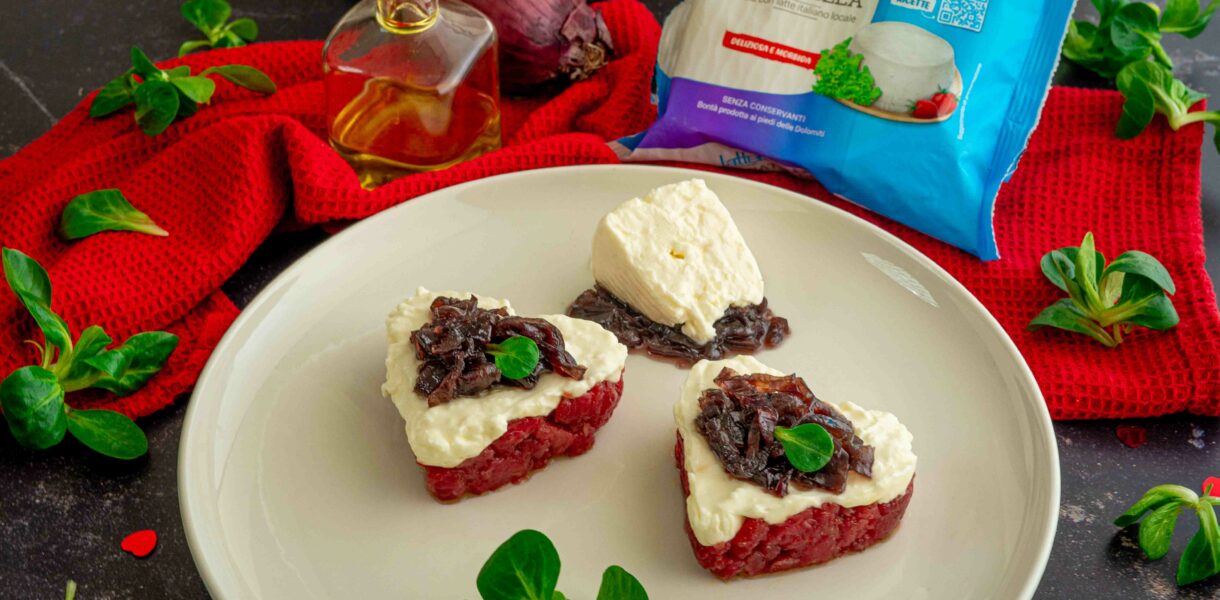 tartare di manzo e casatella con cipolla caramellata