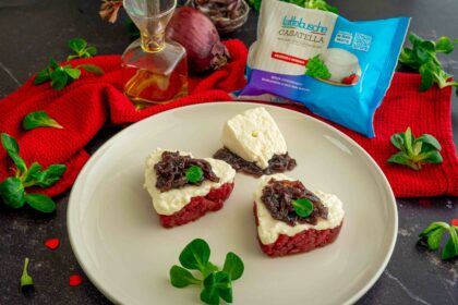 tartare di manzo e casatella con cipolla caramellata