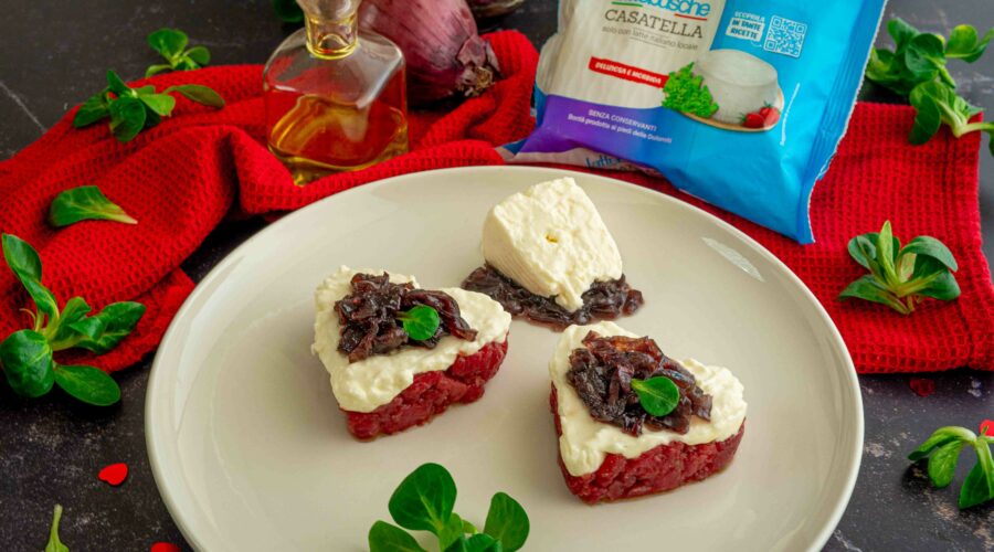tartare di manzo e casatella con cipolla caramellata