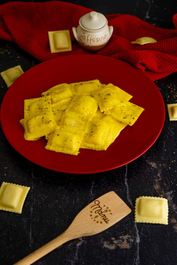 ravioli di formaggio in salsa allo zafferano