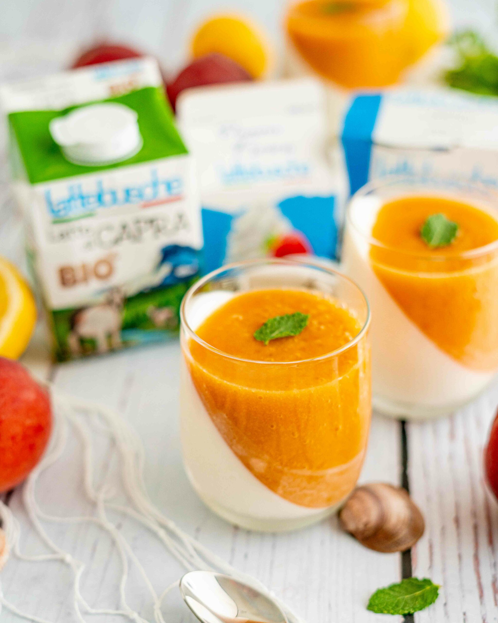 panna cotta allo yogurt con pesche