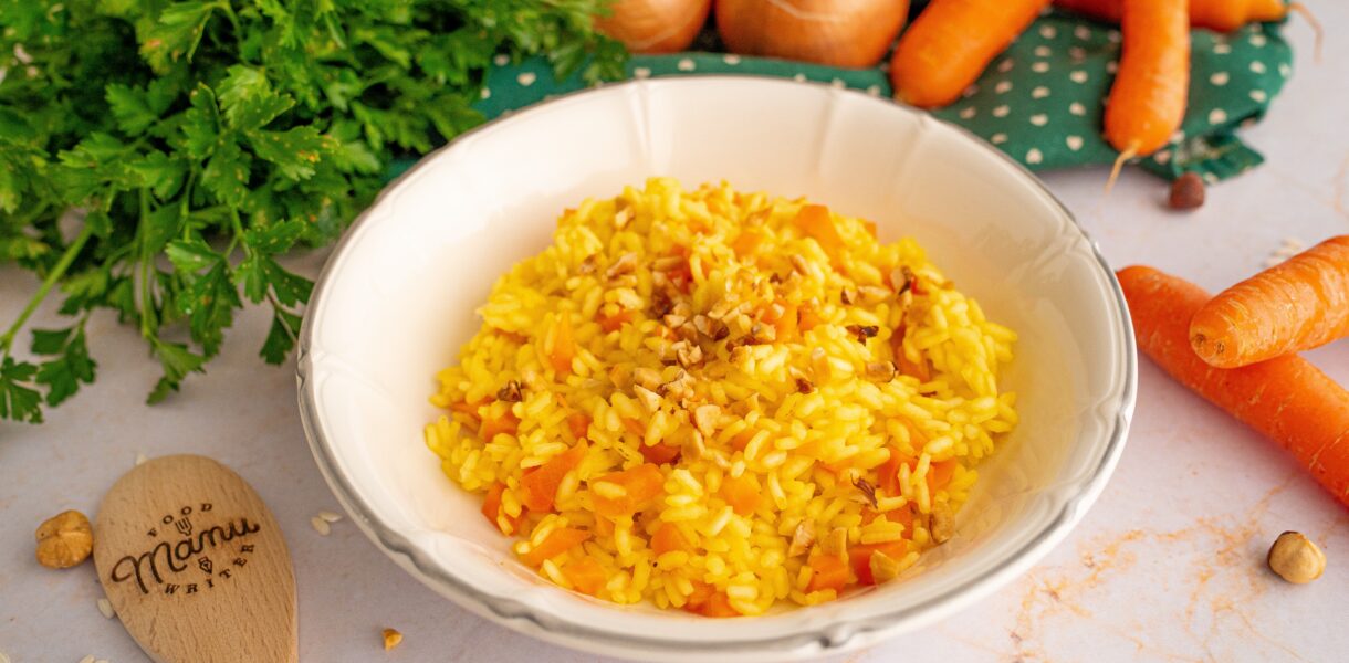 risotto alle carote con nocciole in un piatto banco