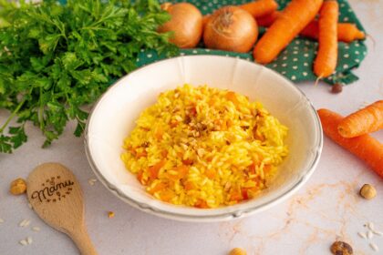 risotto alle carote con nocciole in un piatto banco