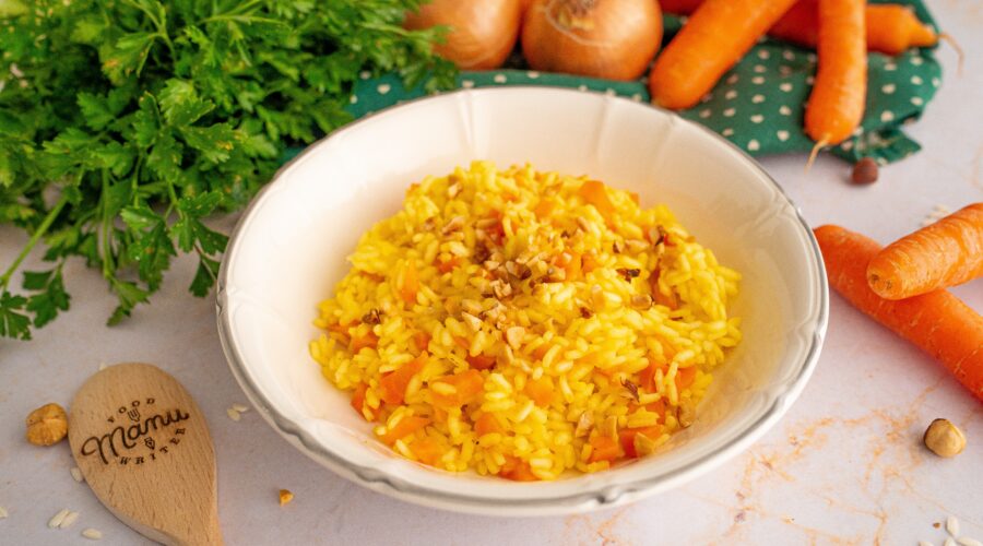 risotto alle carote con nocciole in un piatto banco