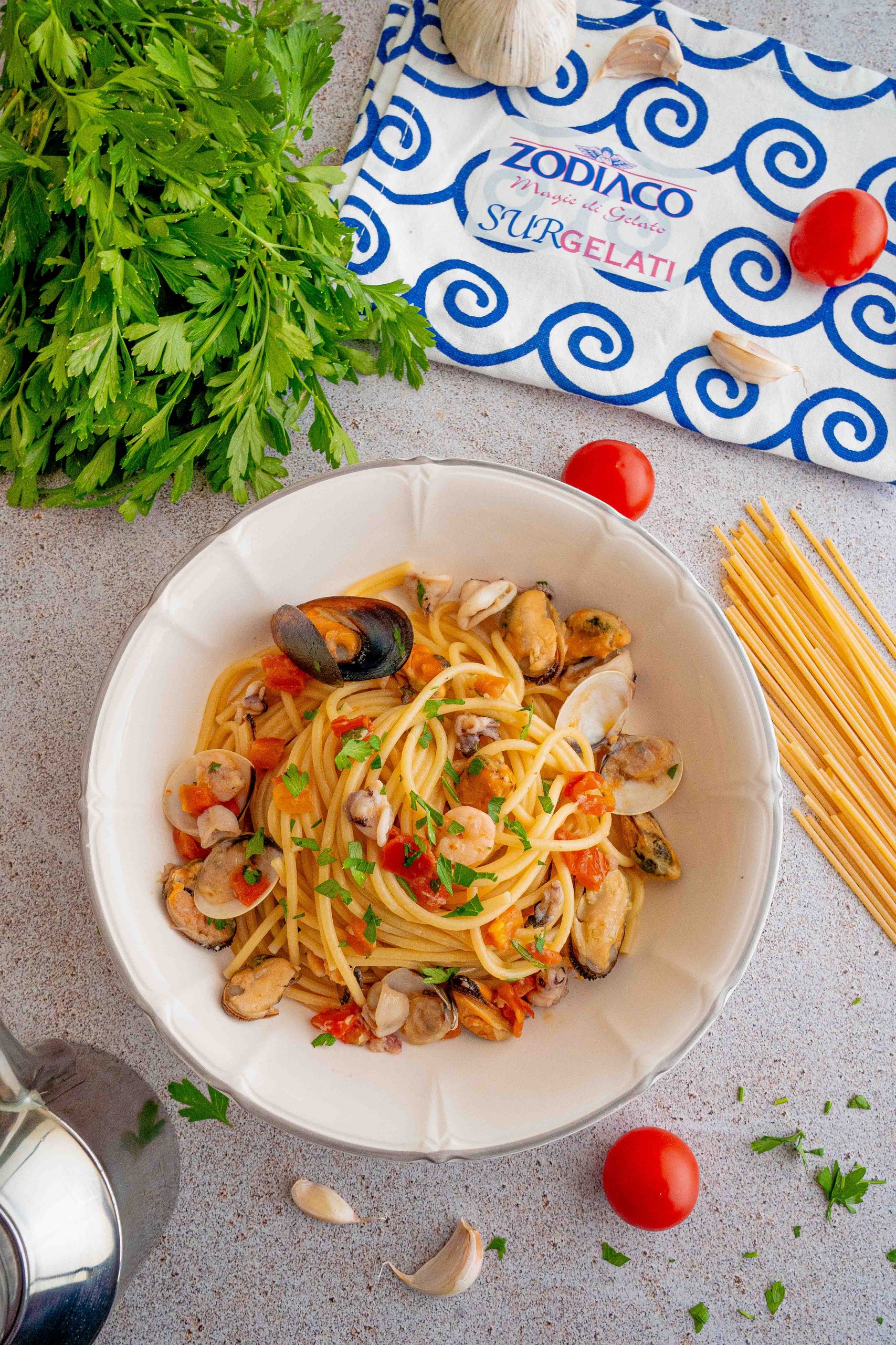 Spaghetti alla pescatora facili e veloci, pronti in pochi minuti con sugo alla pescatora, cozze, olio e prezzemolo fresco. Un primo ricco di gusto.