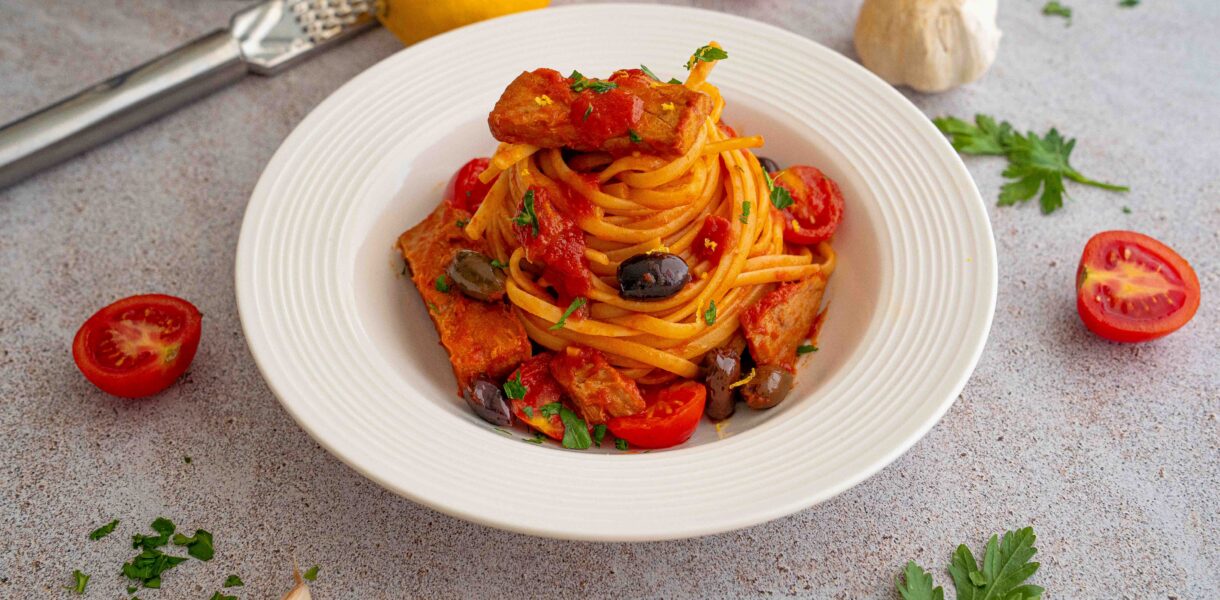 Linguine alla mediterranea con filetti interi di tonno, pomodorini e sapori mediterranei: un primo piatto gustoso, semplice e veloce da preparare.