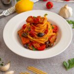 Linguine alla mediterranea con filetti interi di tonno, pomodorini e sapori mediterranei: un primo piatto gustoso, semplice e veloce da preparare.