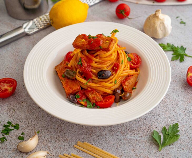 Linguine alla mediterranea con filetti interi di tonno, pomodorini e sapori mediterranei: un primo piatto gustoso, semplice e veloce da preparare.
